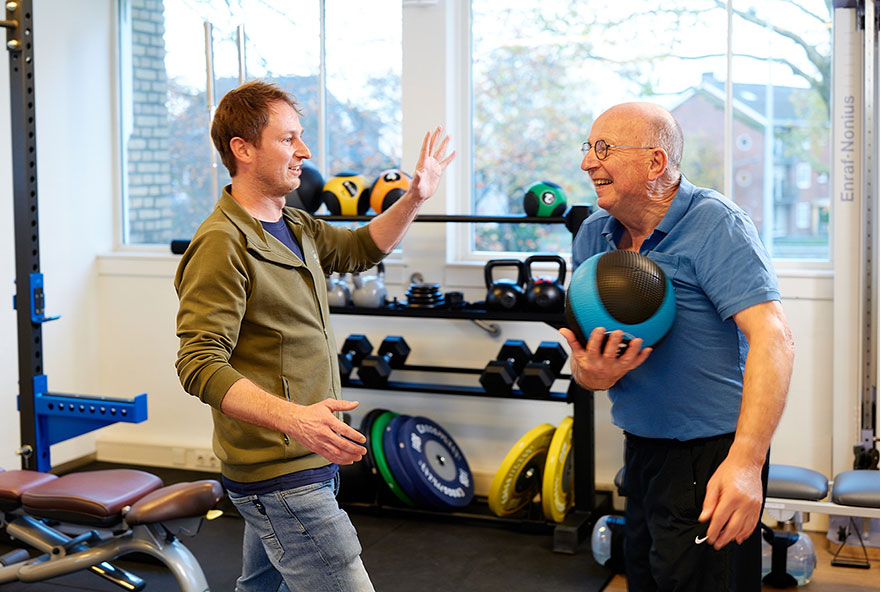 Photo of physiotherapist in the Netherlands with an older patient