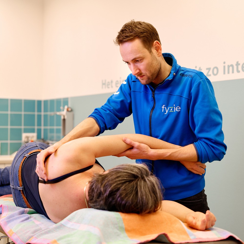 Photo of physiotherapist in the Netherlands with a patient