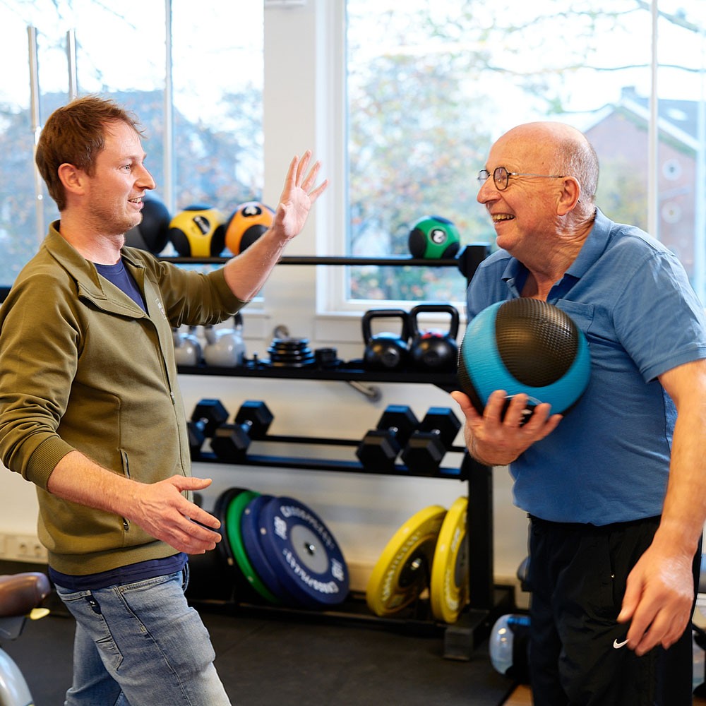 Photo of physiotherapist in the Netherlands with an older patient