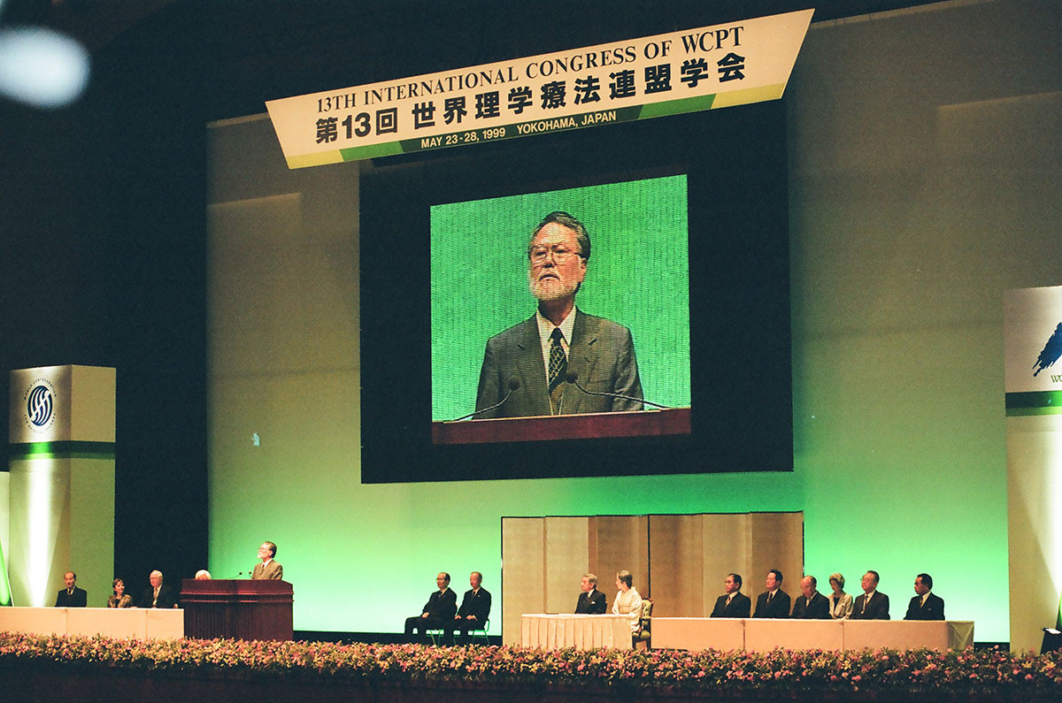 Photo of Isao Nara speaking at WCPT Congress in Japan in 1999