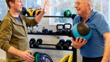 Photo of physiotherapist in the Netherlands with an older patient